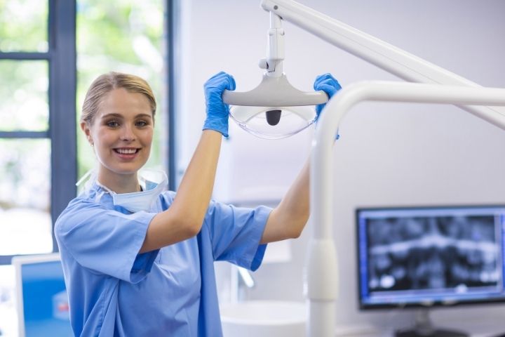 Difference between dental hygienist and dental assistant