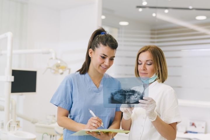 What do dental assistants do? A Complete Guide